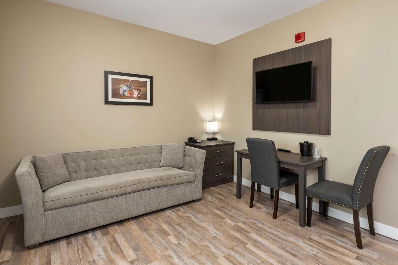 Econo Lodge Принс-Джордж Экстерьер фото