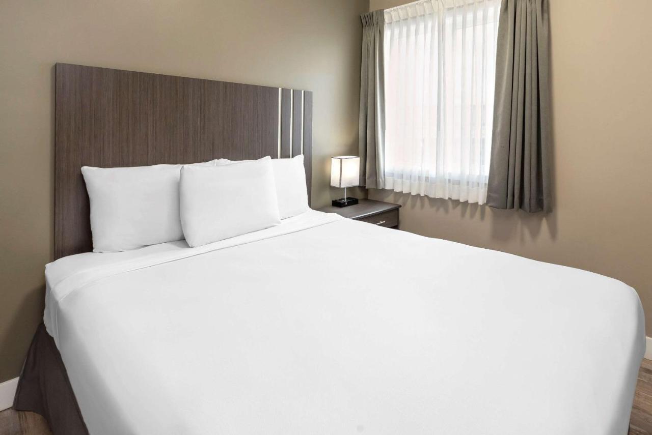 Econo Lodge Принс-Джордж Экстерьер фото